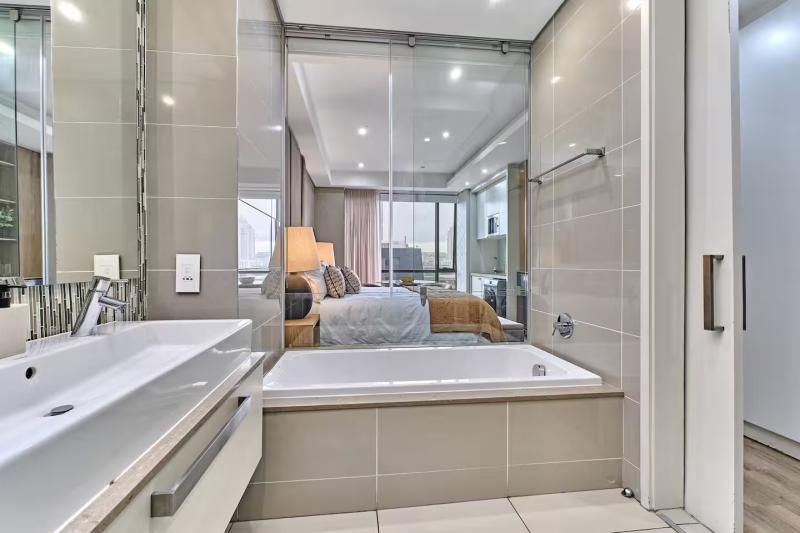 Master Bathroom (En-suite)