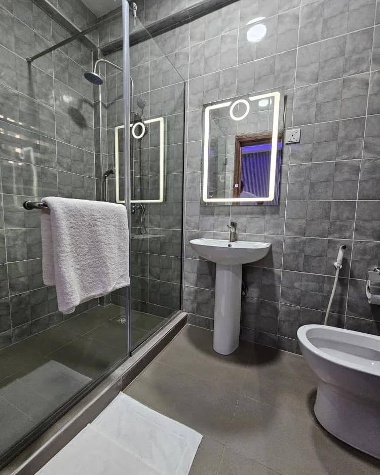 Master Bathroom (En-suite)