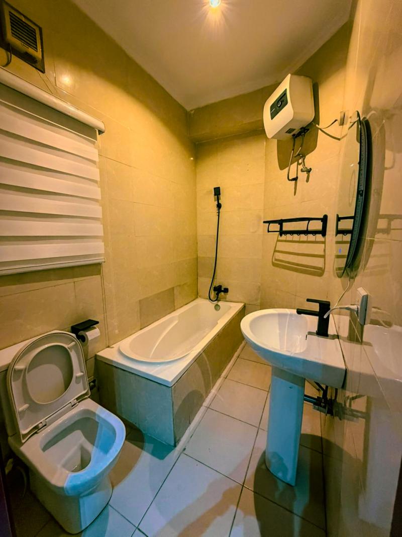 Master Bathroom (En-suite)