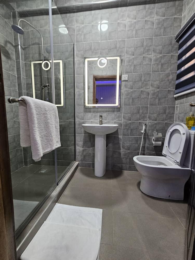 Master Bathroom (En-suite)