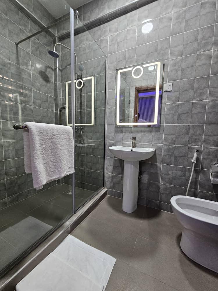 Master Bathroom (En-suite)