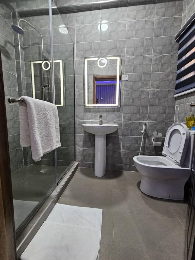 Master Bathroom (En-suite)