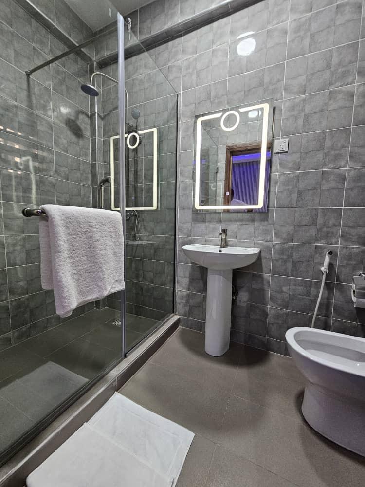 Master Bathroom (En-suite)